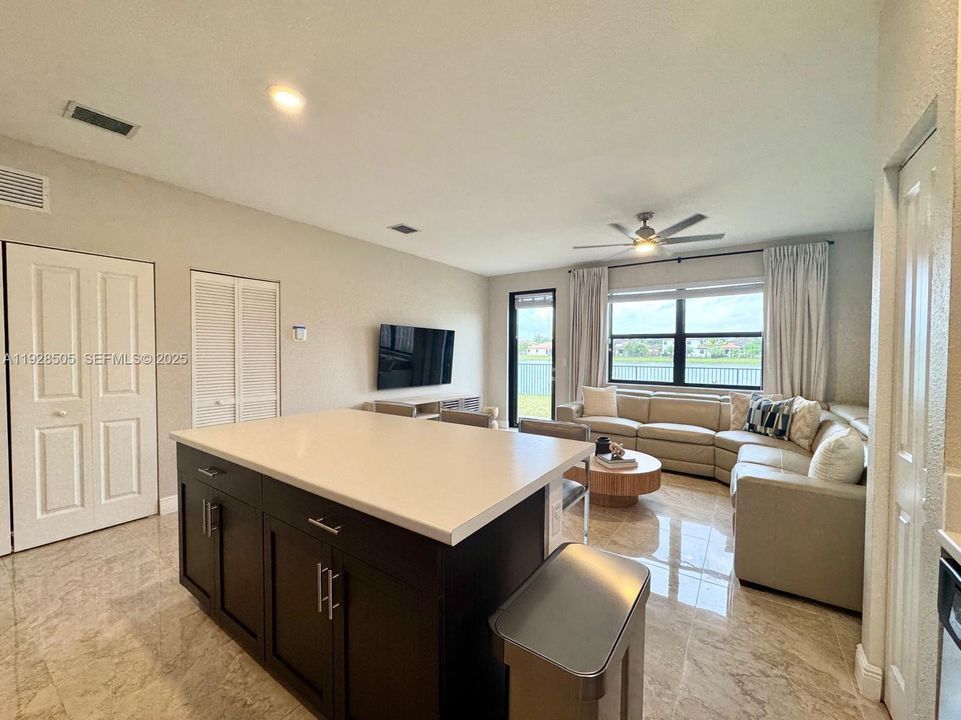 En Venta: $629,900 (4 camas, 3 baños, 2228 Pies cuadrados)