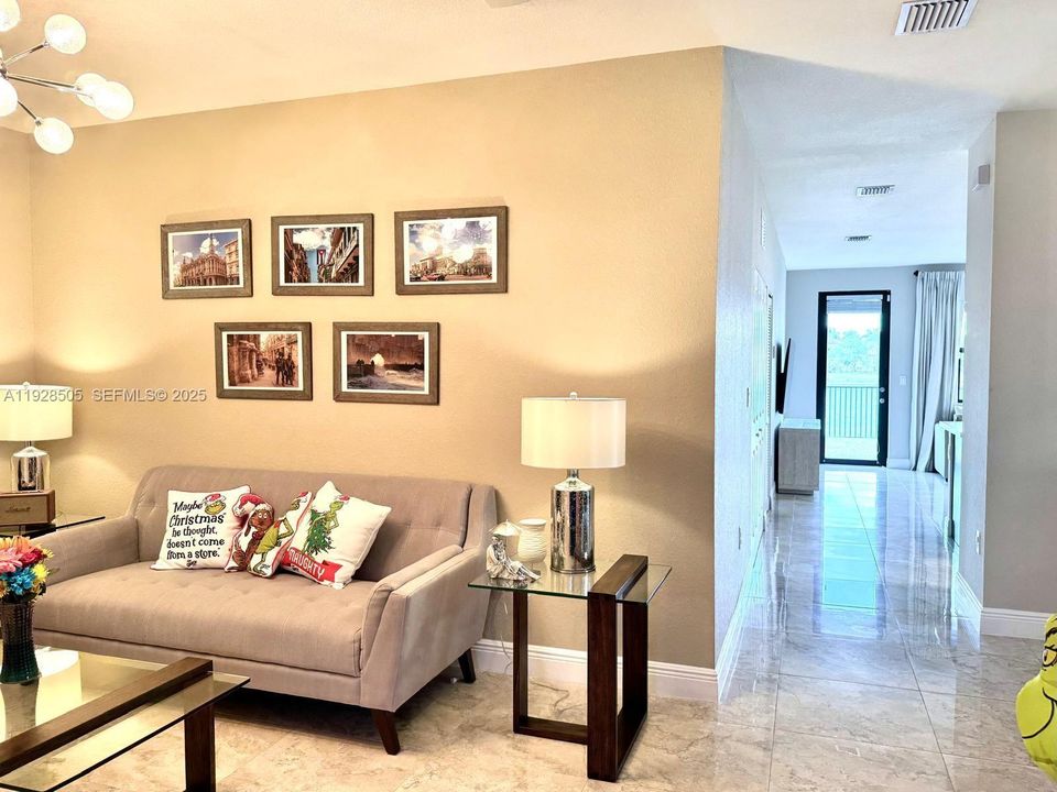 En Venta: $629,900 (4 camas, 3 baños, 2228 Pies cuadrados)