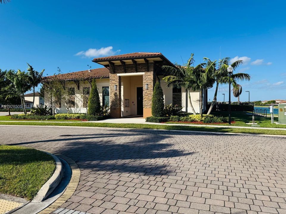 En Venta: $629,900 (4 camas, 3 baños, 2228 Pies cuadrados)