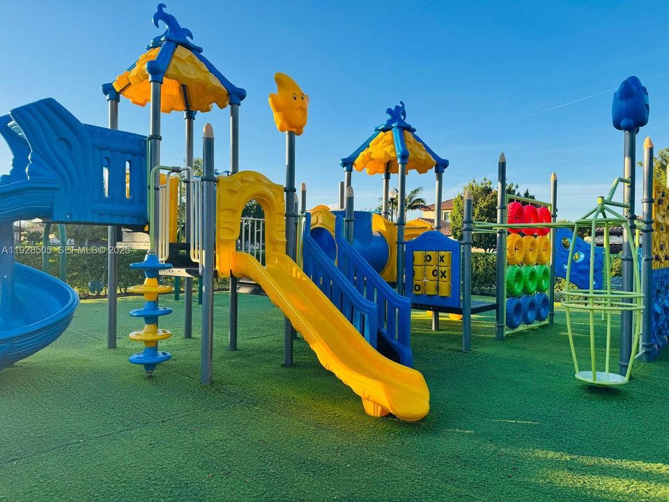 En Venta: $629,900 (4 camas, 3 baños, 2228 Pies cuadrados)