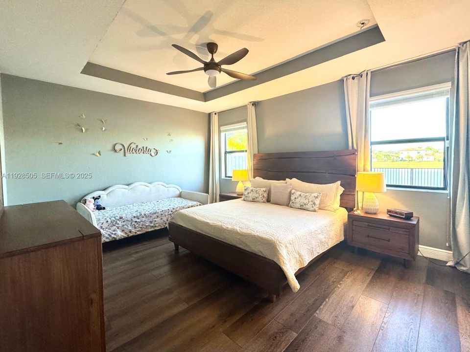 En Venta: $629,900 (4 camas, 3 baños, 2228 Pies cuadrados)