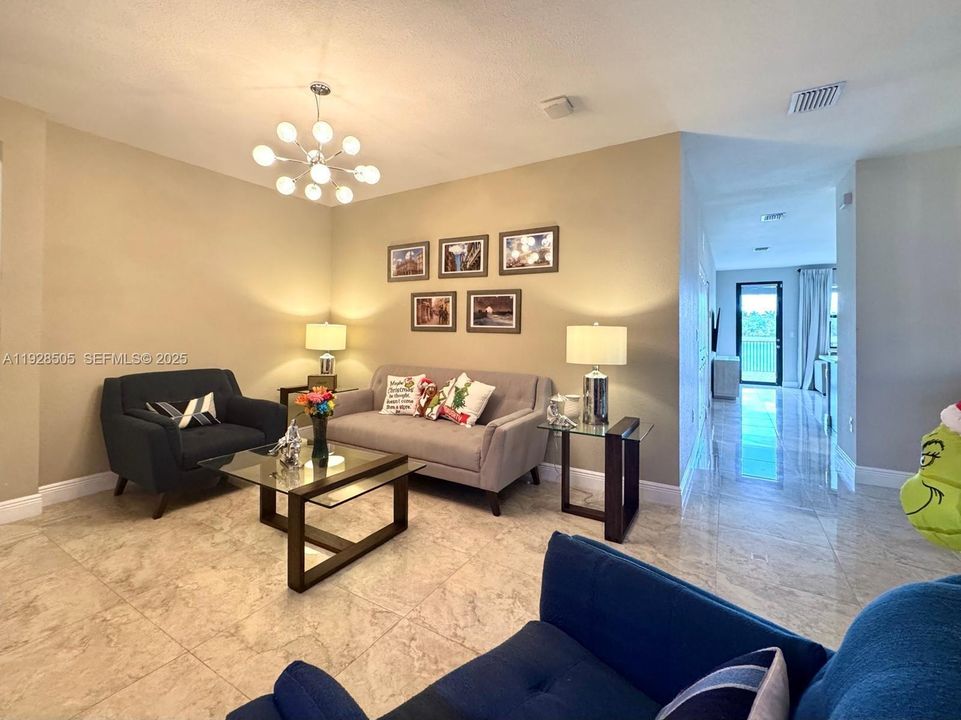 En Venta: $629,900 (4 camas, 3 baños, 2228 Pies cuadrados)