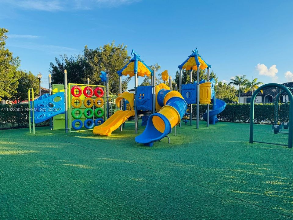 En Venta: $629,900 (4 camas, 3 baños, 2228 Pies cuadrados)