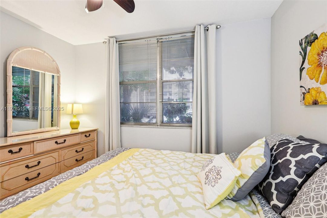 На продажу: $135,000 (2 спален, 2 ванн, 960 Квадратных фут)