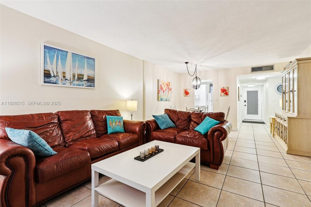 На продажу: $135,000 (2 спален, 2 ванн, 960 Квадратных фут)