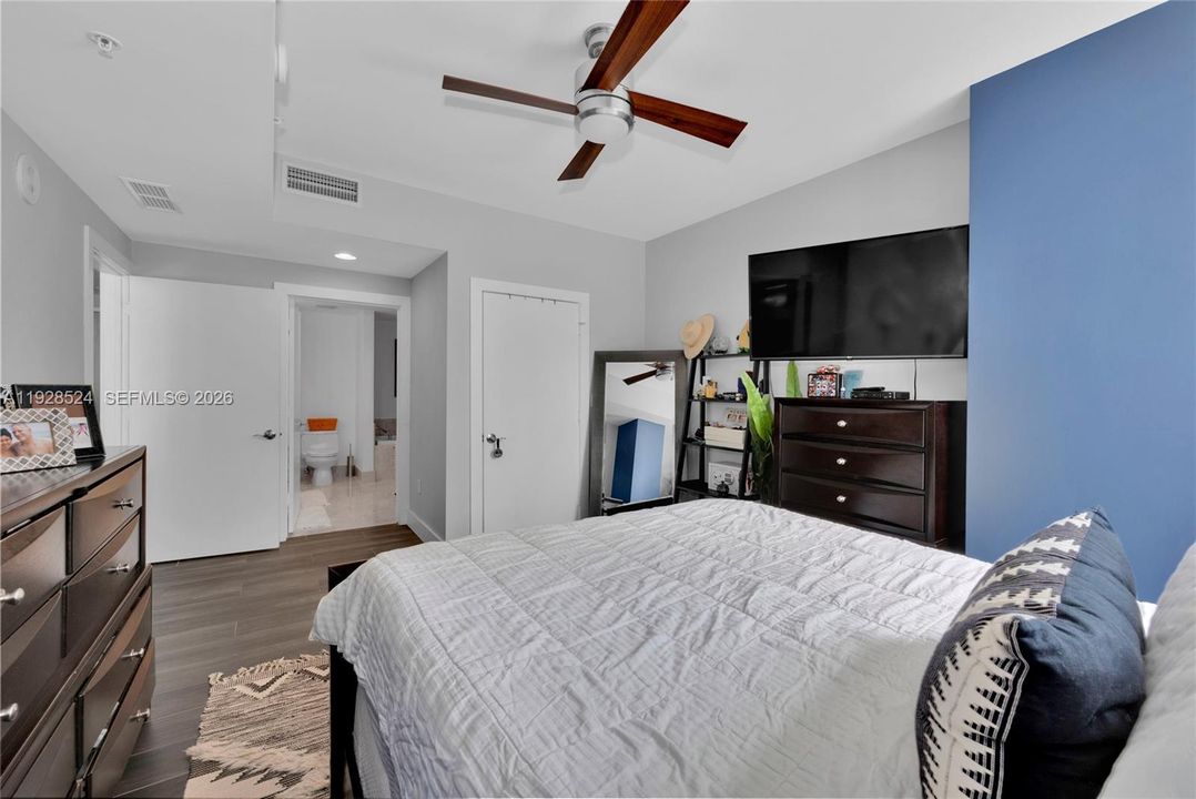 На продажу: $499,000 (2 спален, 2 ванн, 929 Квадратных фут)