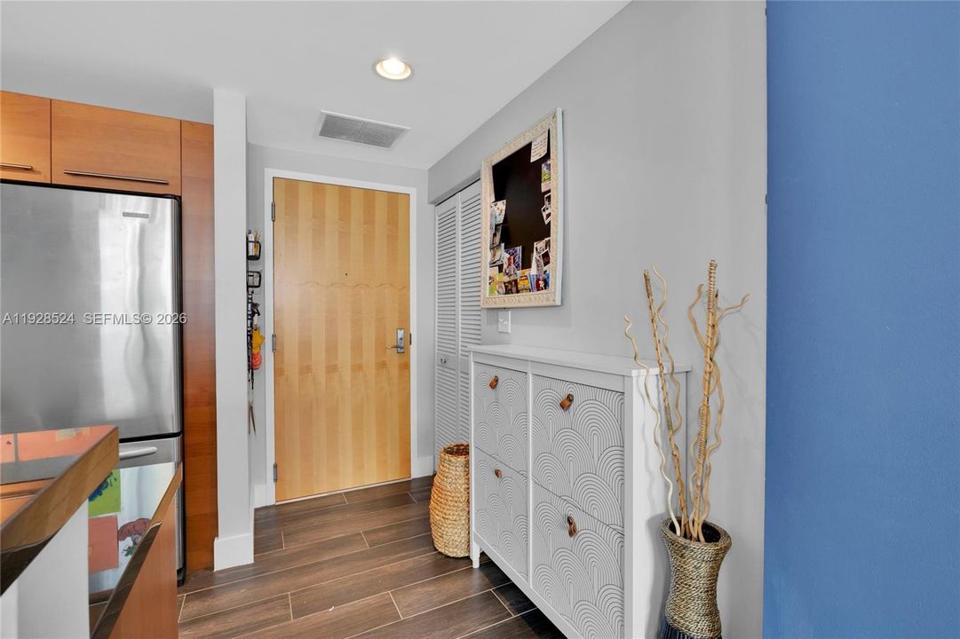 На продажу: $499,000 (2 спален, 2 ванн, 929 Квадратных фут)