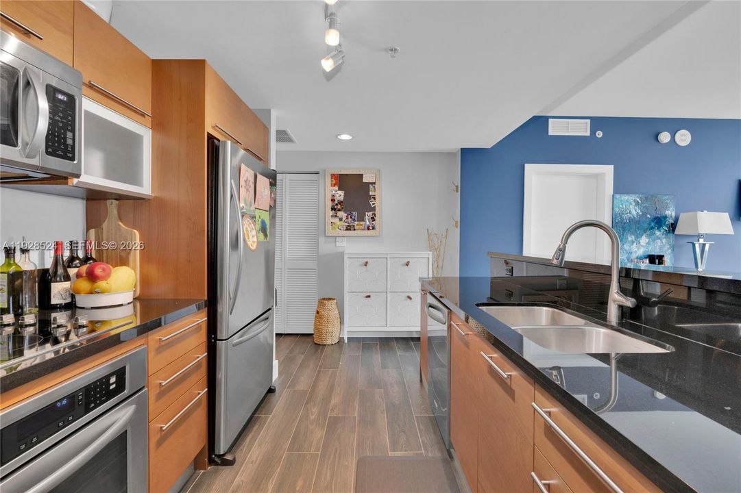 На продажу: $499,000 (2 спален, 2 ванн, 929 Квадратных фут)