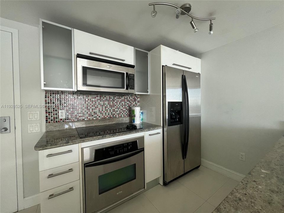 For Rent: $2,750 (1 beds, 1 baths, 789 Square Feet)