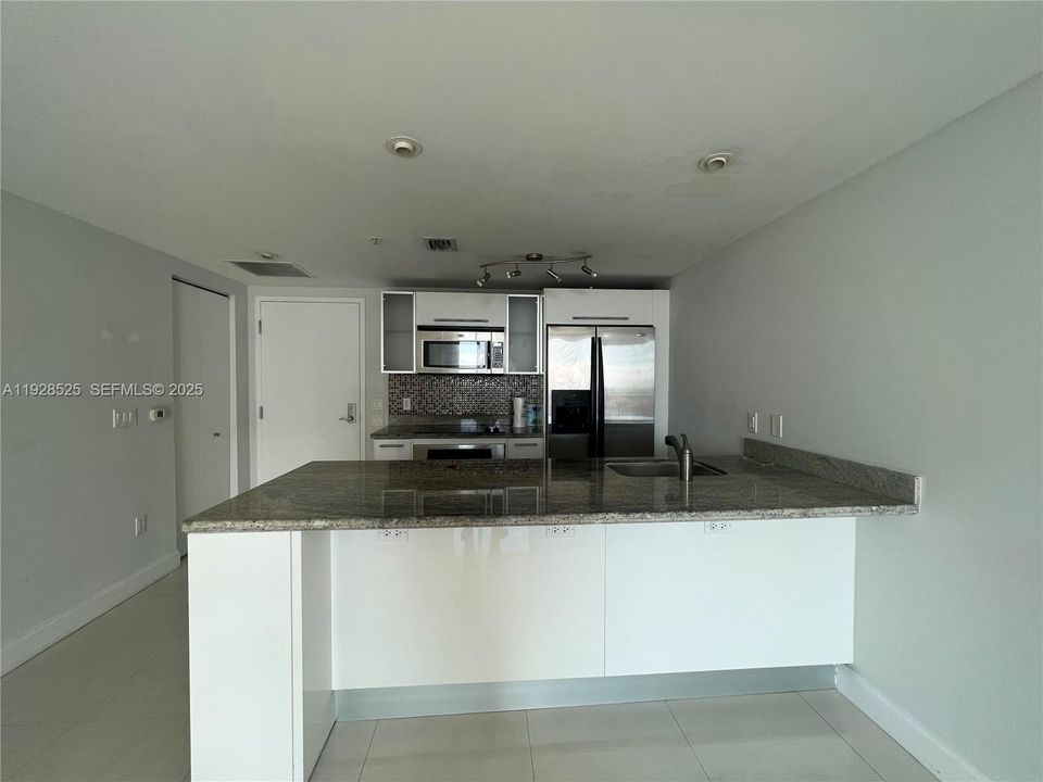 For Rent: $2,750 (1 beds, 1 baths, 789 Square Feet)