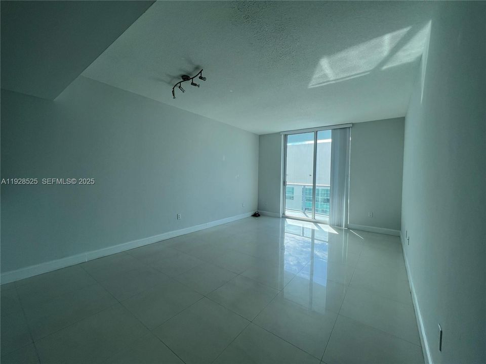 For Rent: $2,750 (1 beds, 1 baths, 789 Square Feet)