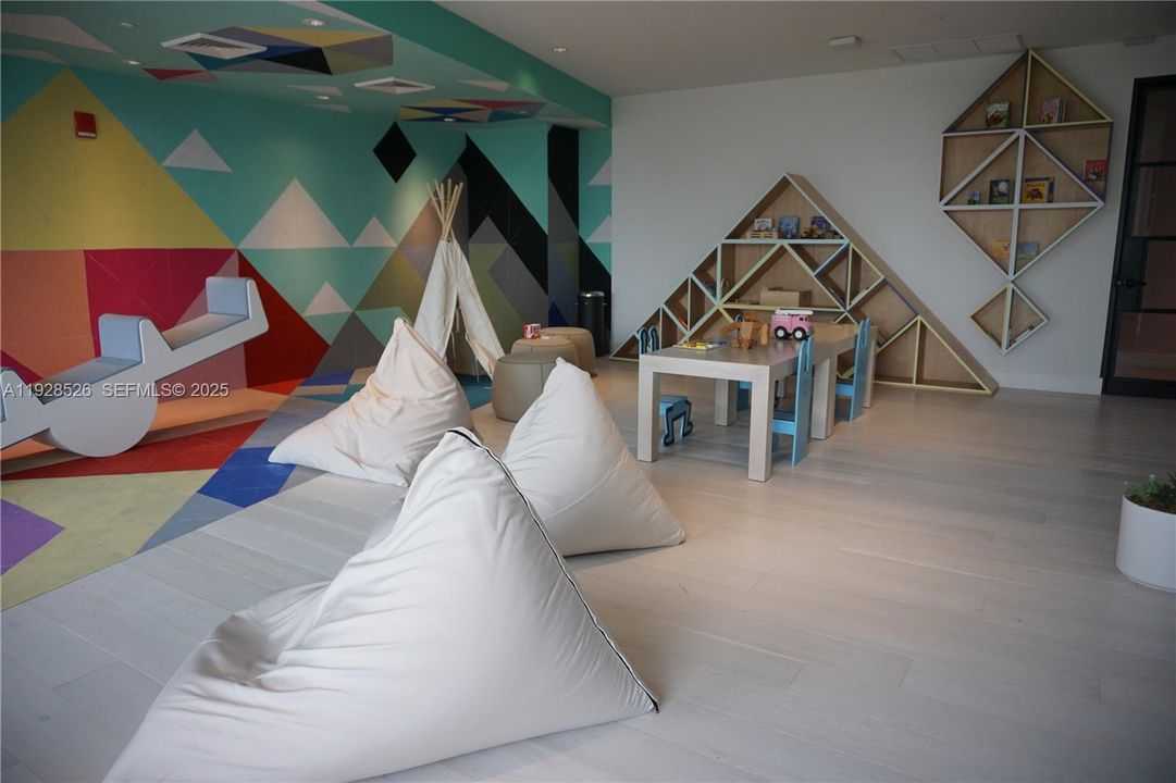 В аренду: $3,600 (1 спален, 1 ванн, 713 Квадратных фут)