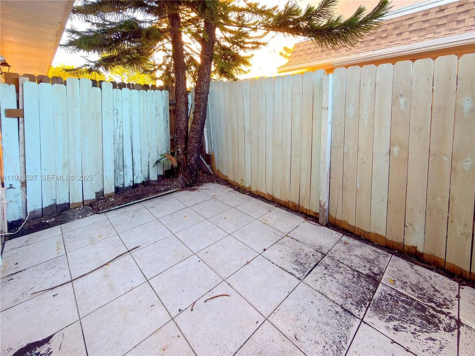 For Rent: $1,850 (2 beds, 1 baths, 940 Square Feet)