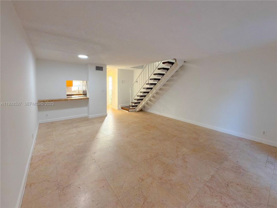 For Rent: $1,850 (2 beds, 1 baths, 940 Square Feet)