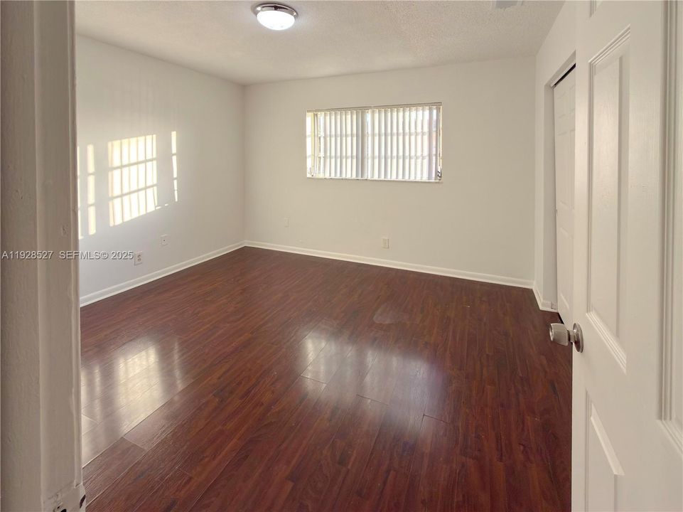 For Rent: $1,850 (2 beds, 1 baths, 940 Square Feet)