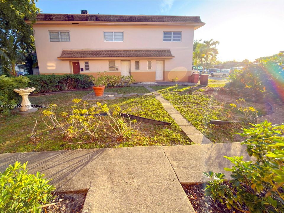 For Rent: $1,850 (2 beds, 1 baths, 940 Square Feet)