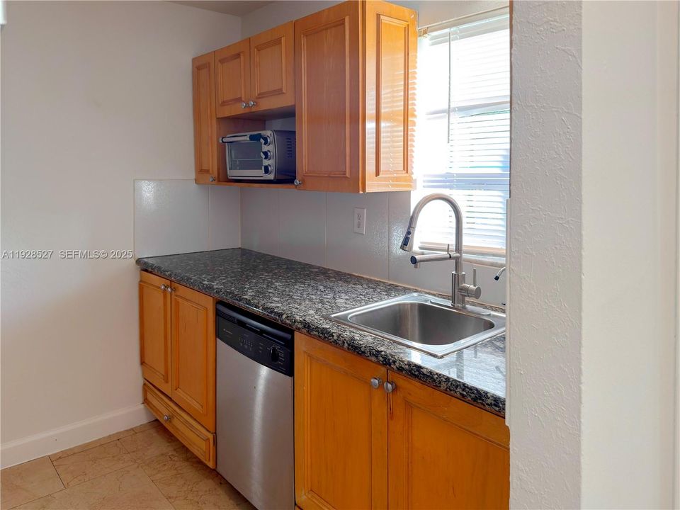 For Rent: $1,850 (2 beds, 1 baths, 940 Square Feet)