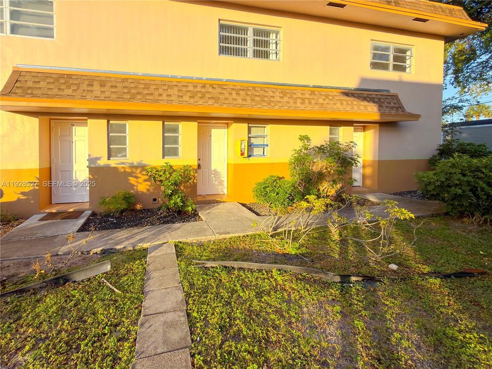 For Rent: $1,850 (2 beds, 1 baths, 940 Square Feet)