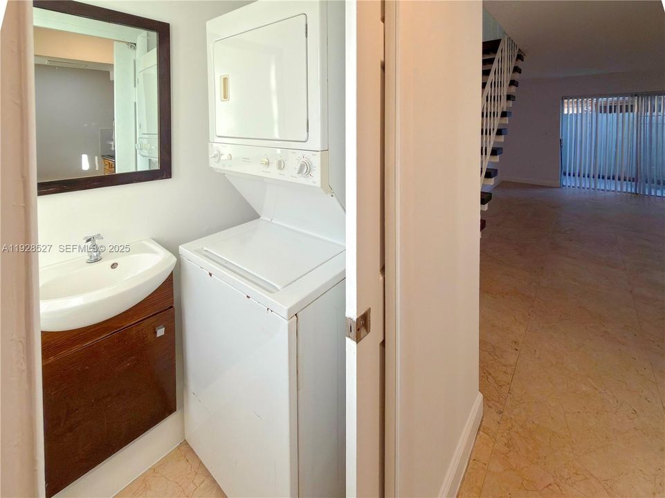 For Rent: $1,850 (2 beds, 1 baths, 940 Square Feet)