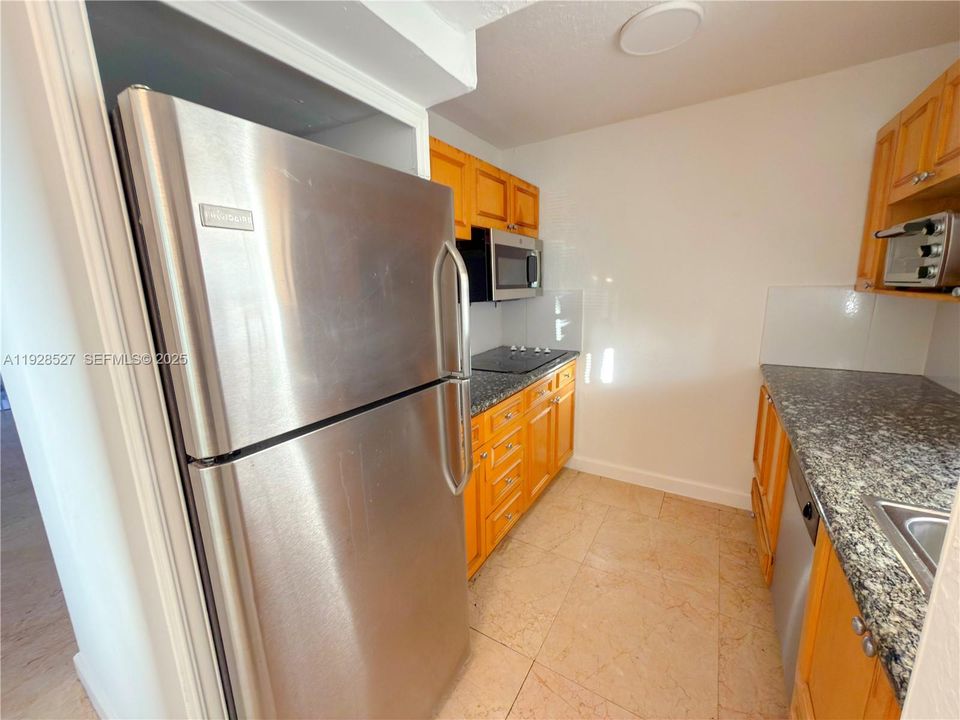 For Rent: $1,850 (2 beds, 1 baths, 940 Square Feet)
