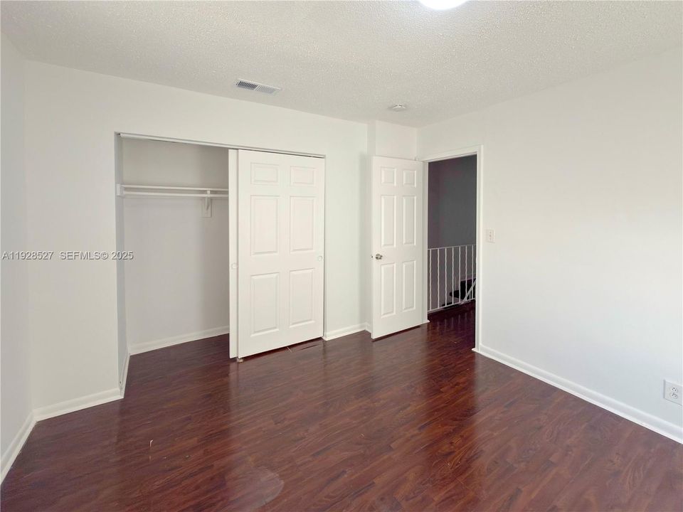 For Rent: $1,850 (2 beds, 1 baths, 940 Square Feet)
