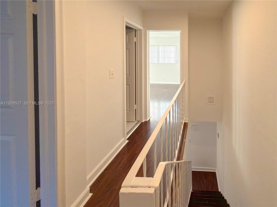 For Rent: $1,850 (2 beds, 1 baths, 940 Square Feet)