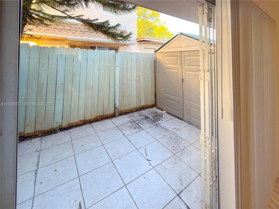 For Rent: $1,850 (2 beds, 1 baths, 940 Square Feet)