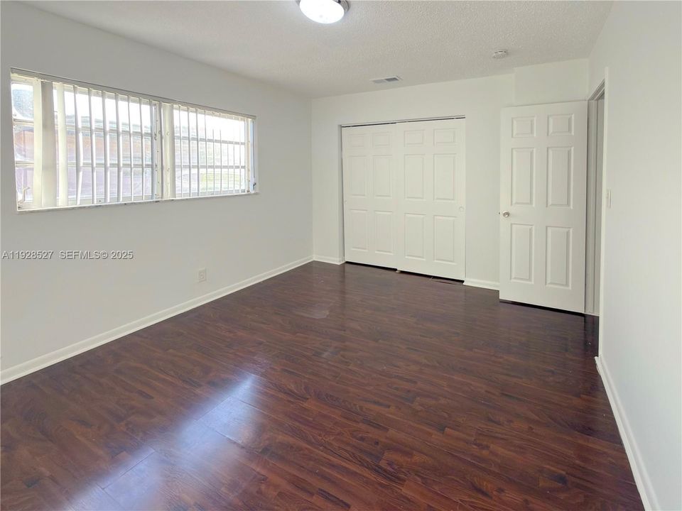 For Rent: $1,850 (2 beds, 1 baths, 940 Square Feet)