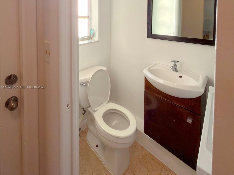 For Rent: $1,850 (2 beds, 1 baths, 940 Square Feet)