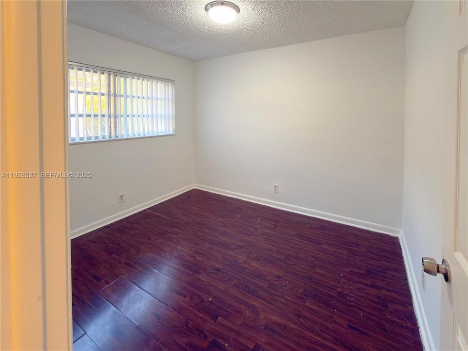 For Rent: $1,850 (2 beds, 1 baths, 940 Square Feet)