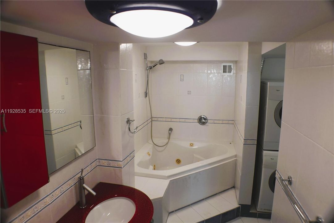 For Rent: $2,800 (2 beds, 2 baths, 1100 Square Feet)