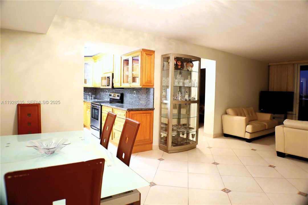 For Rent: $2,800 (2 beds, 2 baths, 1100 Square Feet)