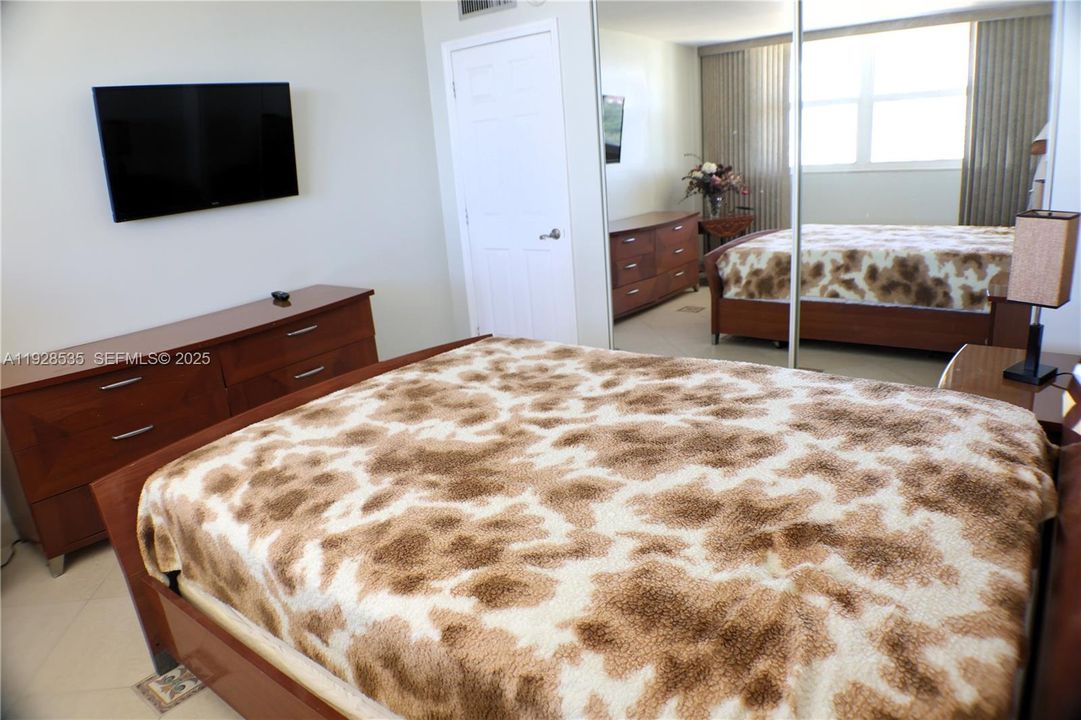 For Rent: $2,800 (2 beds, 2 baths, 1100 Square Feet)