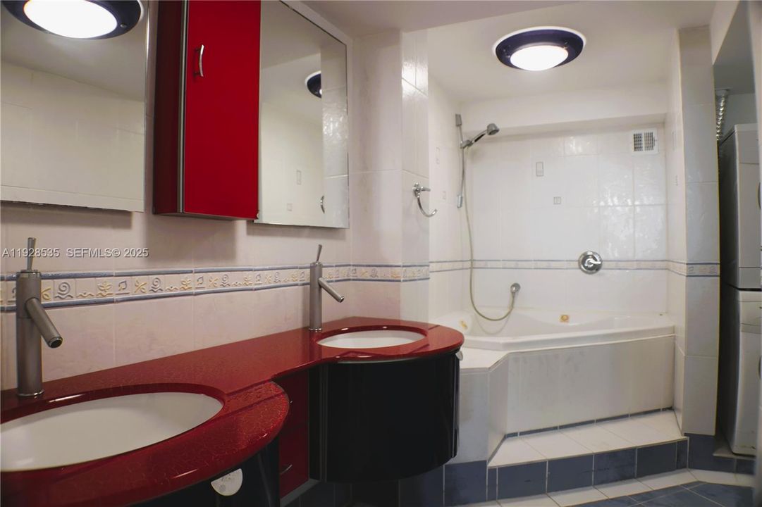 For Rent: $2,800 (2 beds, 2 baths, 1100 Square Feet)