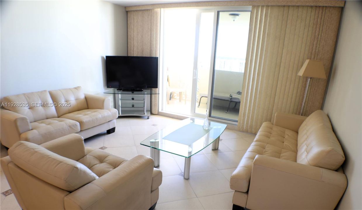 For Rent: $2,800 (2 beds, 2 baths, 1100 Square Feet)