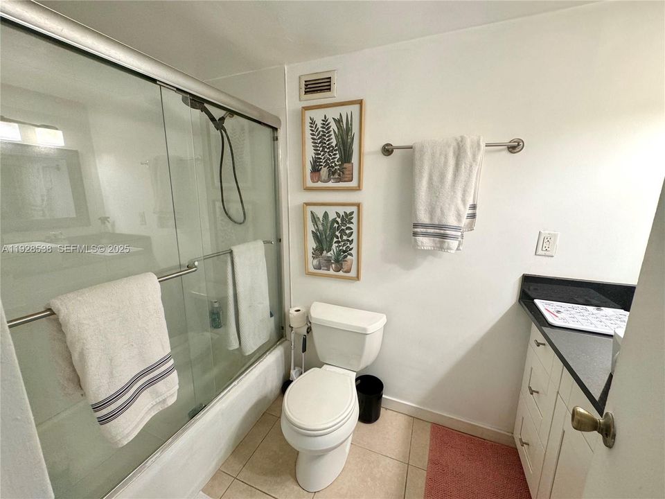 В аренду: $2,300 (0 спален, 1 ванн, 566 Квадратных фут)