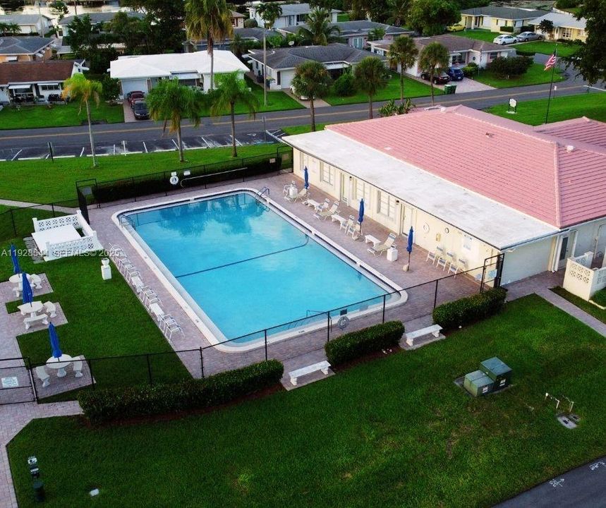 待售: $299,000 (2 贝兹, 1 浴室, 868 平方英尺)