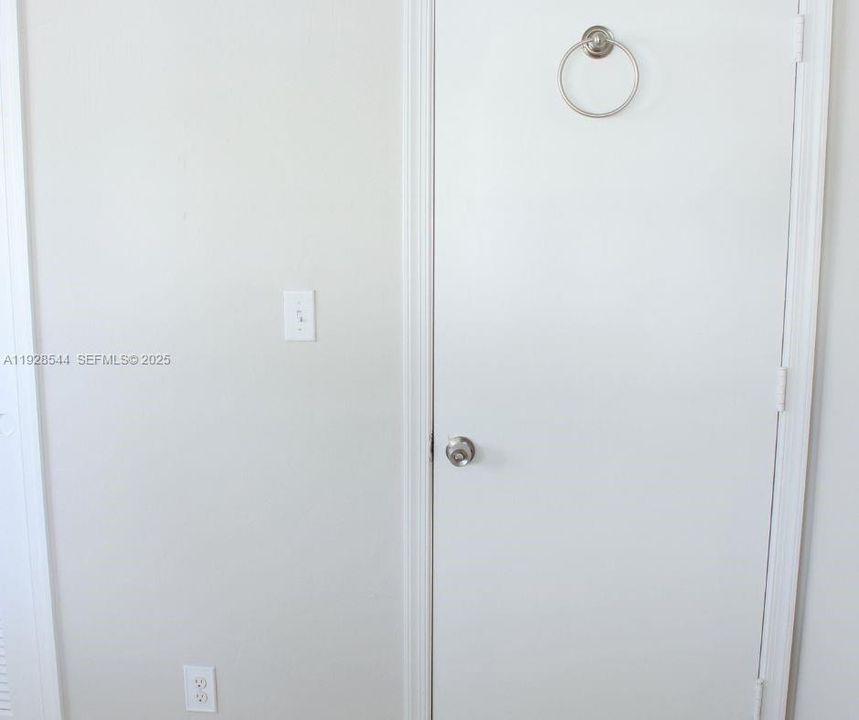 待售: $299,000 (2 贝兹, 1 浴室, 868 平方英尺)