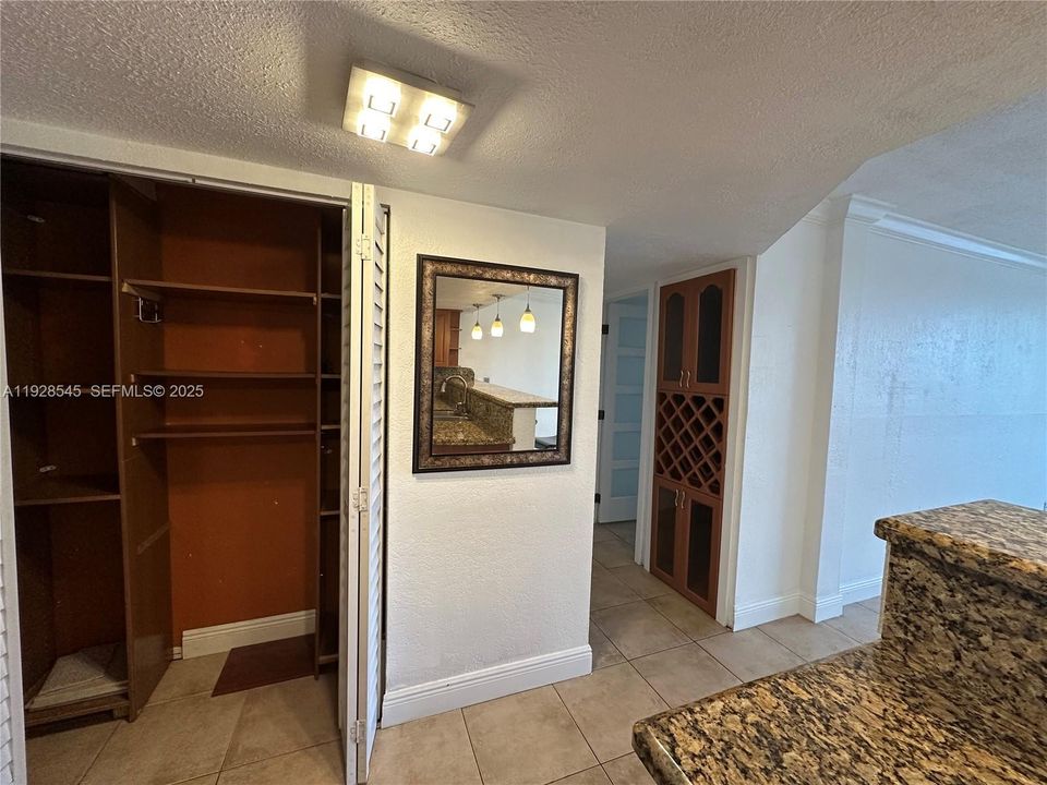 В аренду: $2,000 (1 спален, 1 ванн, 703 Квадратных фут)