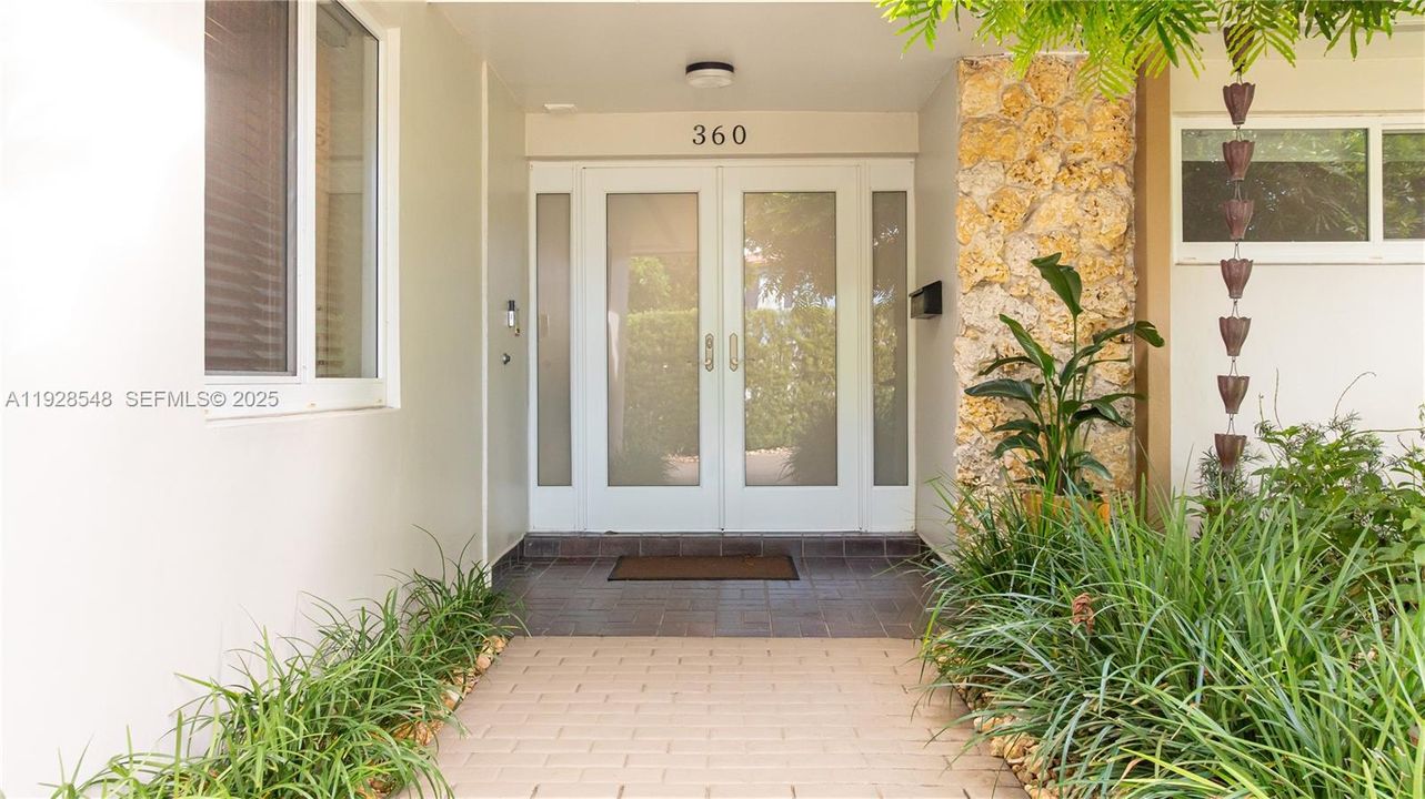 For Sale: $2,399,000 (6 beds, 3 baths, 2967 Square Feet)