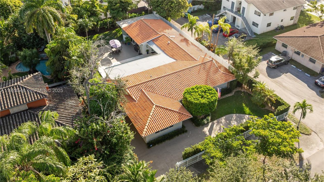 For Sale: $2,399,000 (6 beds, 3 baths, 2967 Square Feet)