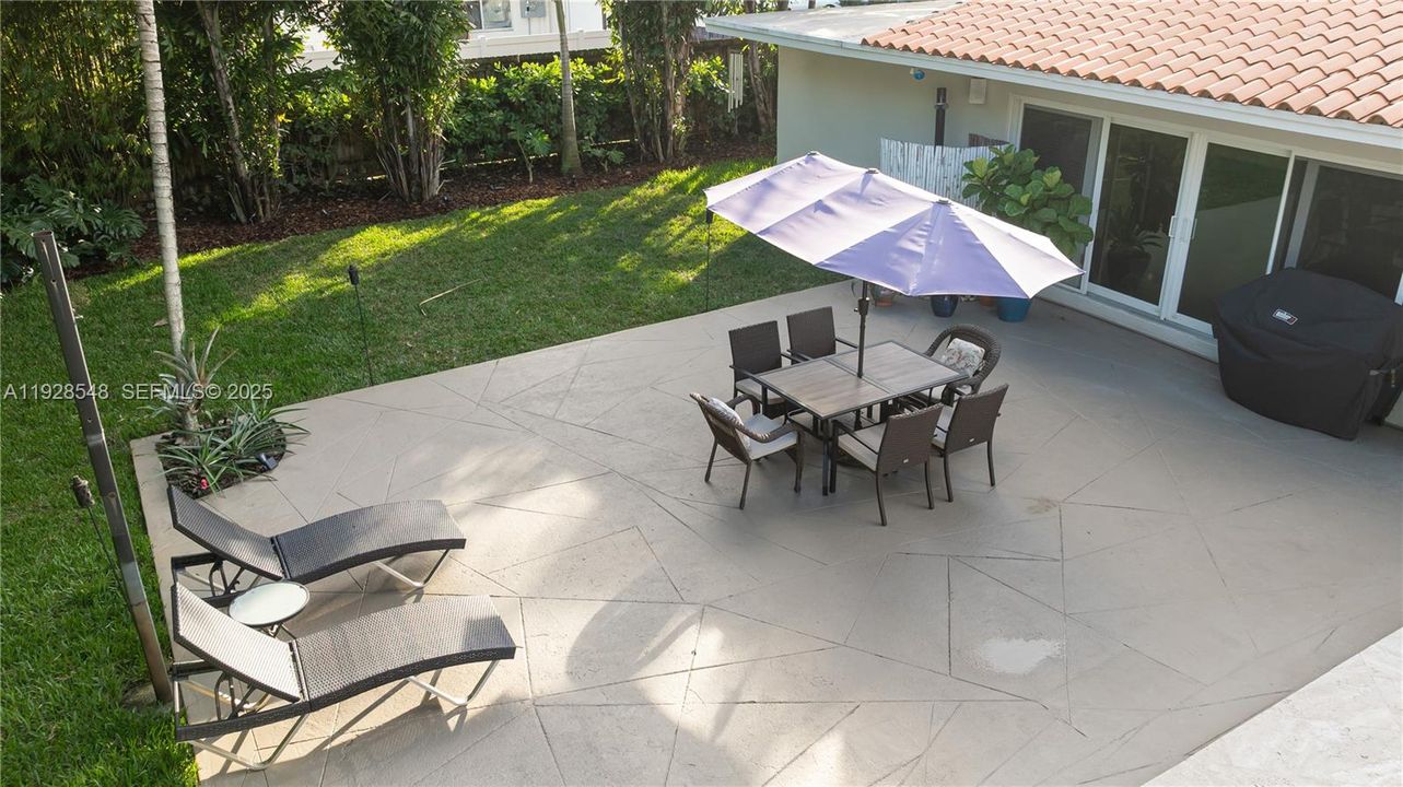 For Sale: $2,399,000 (6 beds, 3 baths, 2967 Square Feet)