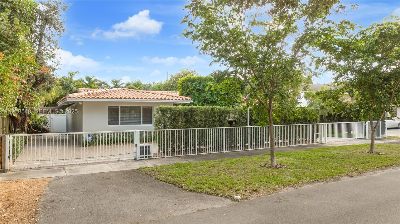 For Sale: $2,399,000 (6 beds, 3 baths, 2967 Square Feet)