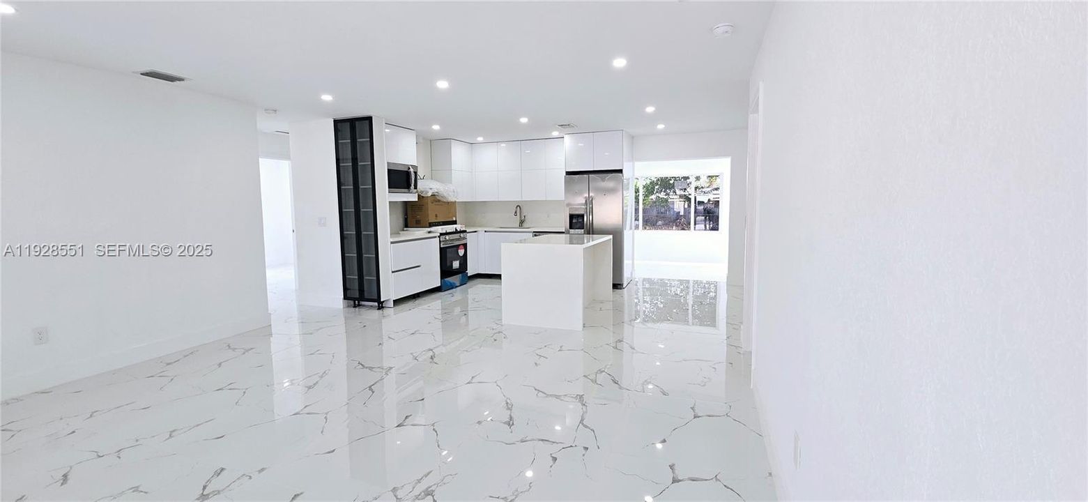 En Venta: $735,000 (5 camas, 3 baños, 1776 Pies cuadrados)