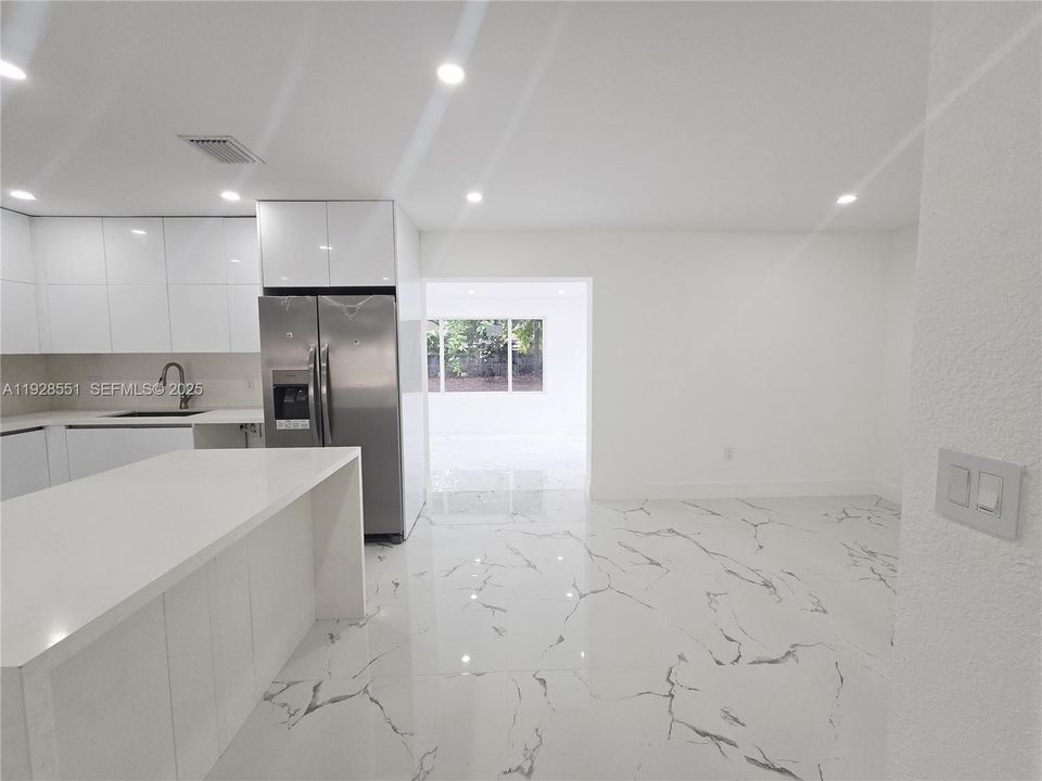 En Venta: $735,000 (5 camas, 3 baños, 1776 Pies cuadrados)