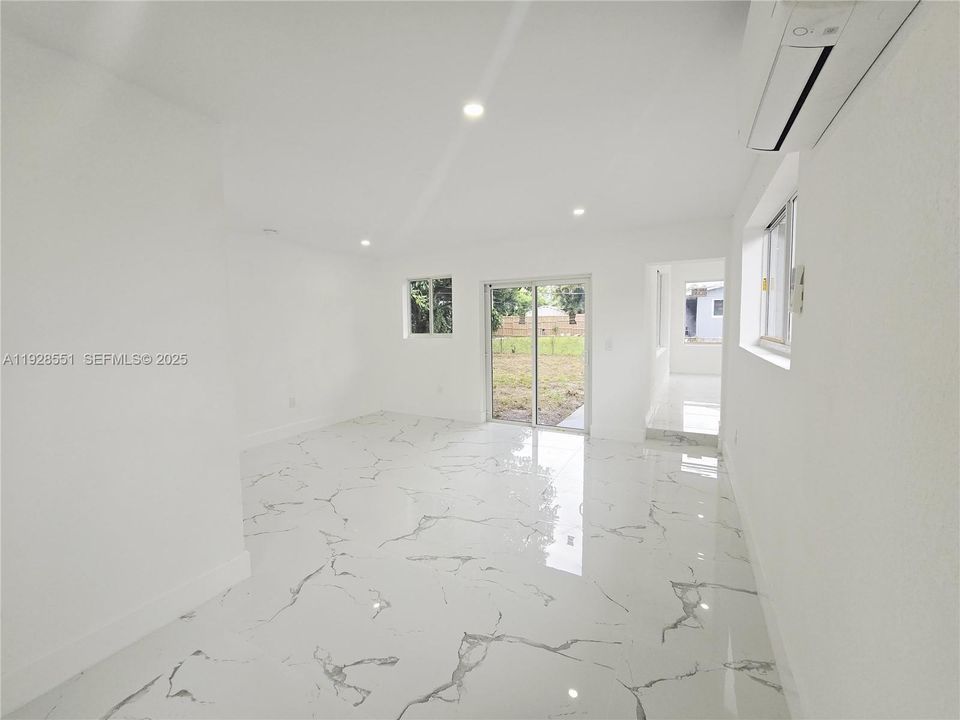 En Venta: $735,000 (5 camas, 3 baños, 1776 Pies cuadrados)