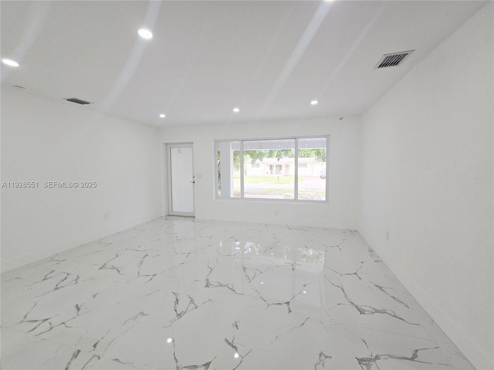 En Venta: $735,000 (5 camas, 3 baños, 1776 Pies cuadrados)