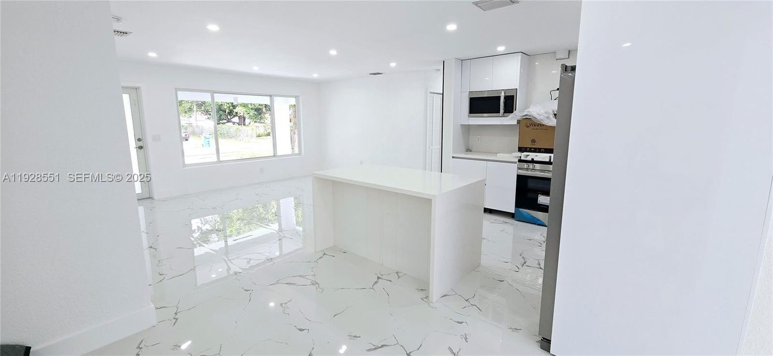 En Venta: $735,000 (5 camas, 3 baños, 1776 Pies cuadrados)