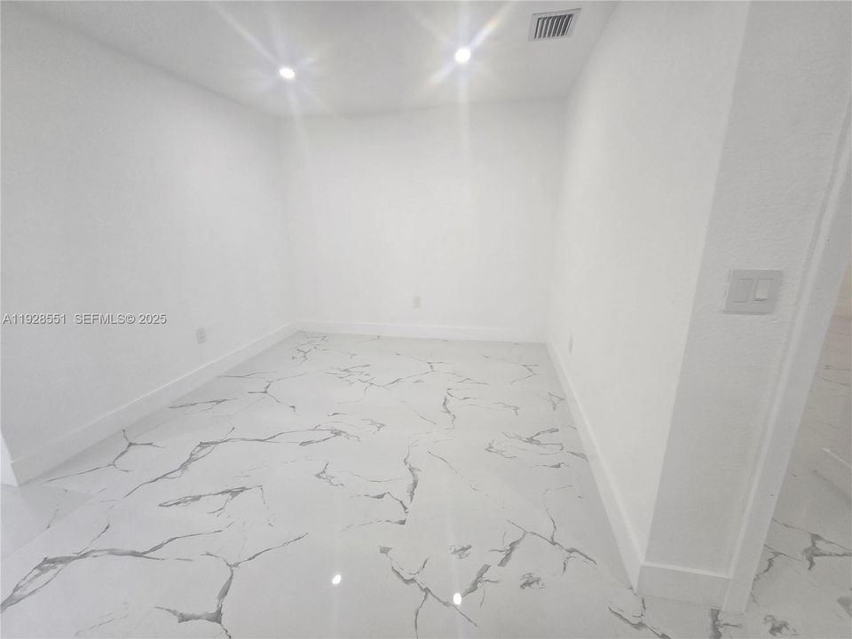 En Venta: $735,000 (5 camas, 3 baños, 1776 Pies cuadrados)