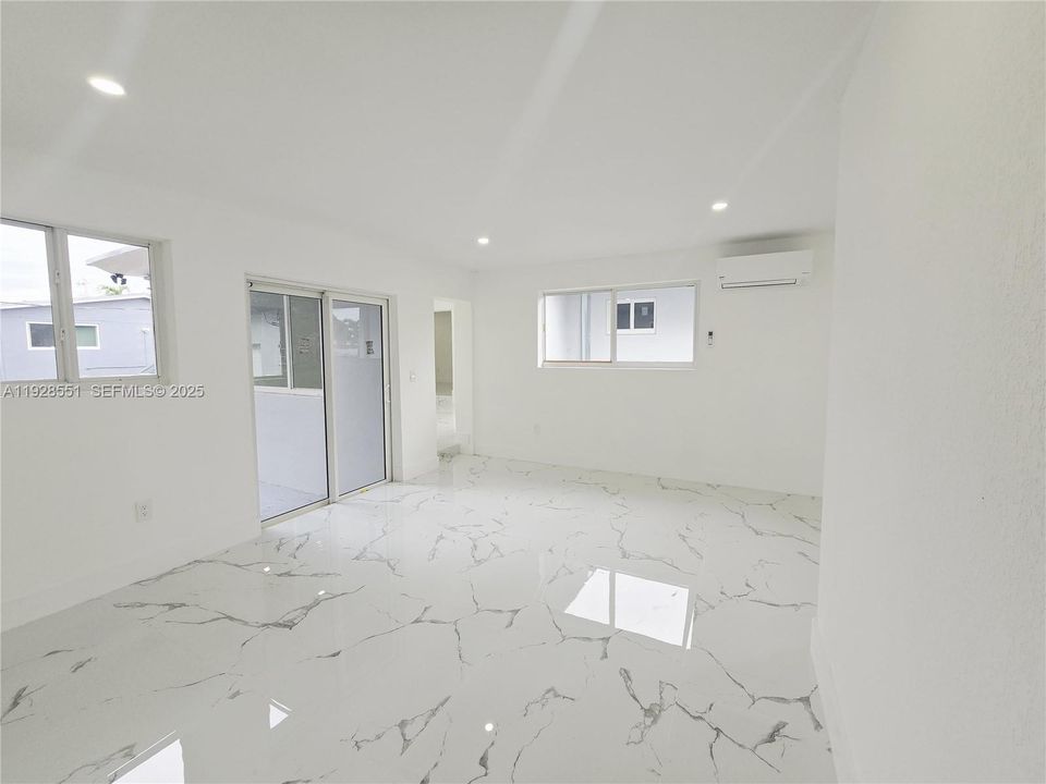 En Venta: $735,000 (5 camas, 3 baños, 1776 Pies cuadrados)